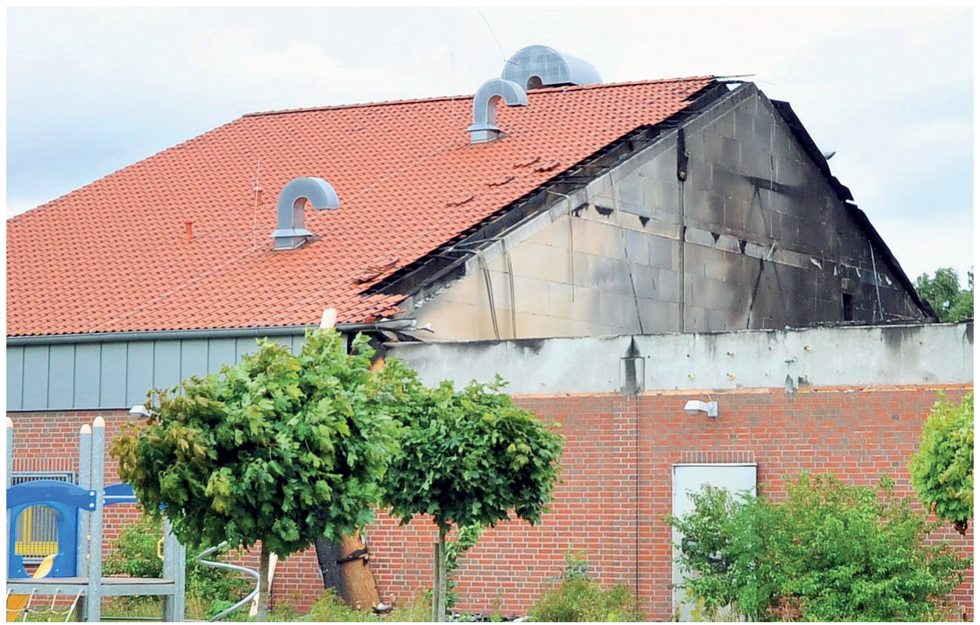 Eine Brandwand aus KS-Mauerwerk hat die Brandausbreitung auf weitere Gebäudeteile verhindert
