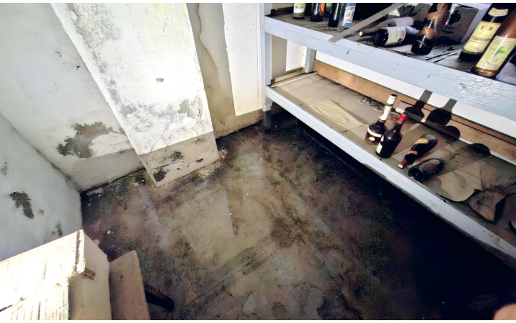 In seltenen Fällen steht auf Bodenflächen von außen eindringendes Wasser