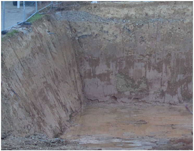 Beobachtungen zu Pfützen nach Niederschlägen in der offenen Baugrube sind nicht geeignet, um die späteren Beschaffenheiten bezüglich möglicher Stauwasser bildung in Arbeitsraumverfüllungen zu bestimmen.