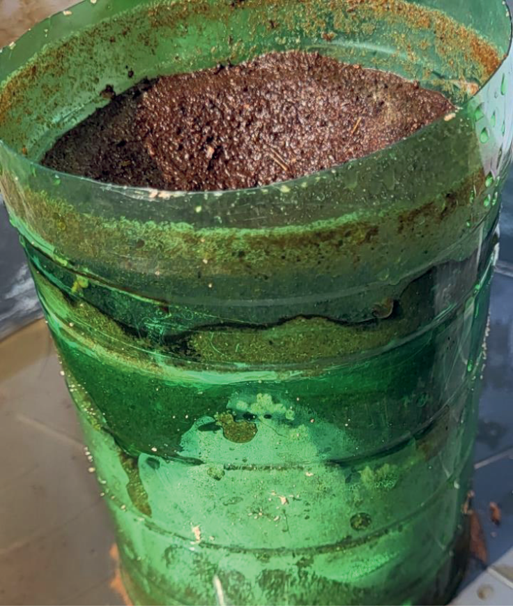 Stauwasser bildet sich aus nach unten sickerndem Wasser, das sich auf einer gering durchlässigen Schicht staut. Zur Verdeutlichung wurde hier in den mit Sand gefüllten Behälter eine durchflusshemmende Schicht eingesetzt, über der Stauwasser zu erkennen ist. Unterhalb ist aber der Sand trocken. Dieses Beispiel verdeutlicht die evtl. Folgen von Inhomogenitäten in Arbeitsraumverfüllungen: Über Staulinsen kann sich Stauwasser bilden, das wegen der Staulinsen aber nicht unter diesen ist.