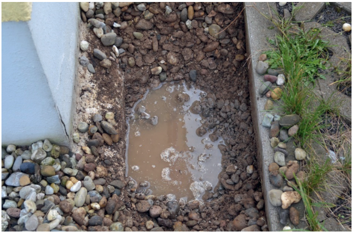 Kiesstreifen, in dem sich Wasser ansammelt und so an Sockeln zur Erhöhung anstelle zur Verringerung der Beanspruchung führt