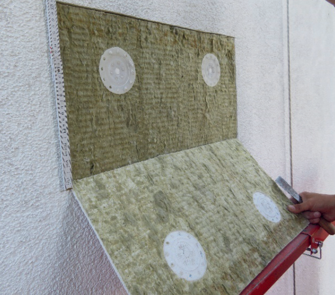 Oberflächenbündig eingebauter Dämmstoffdübel