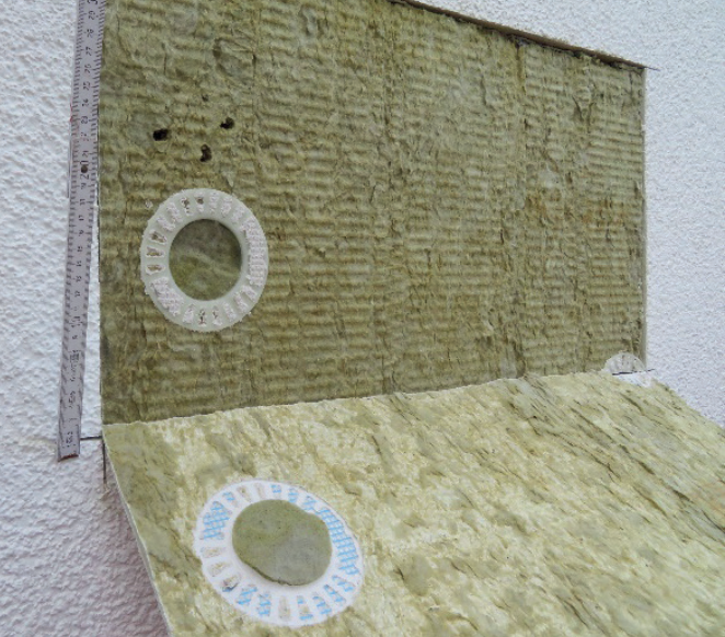 Versenkt eingebauter Dämmstoffdübel