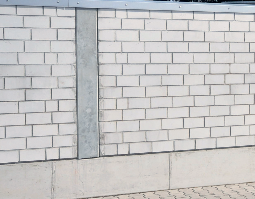 Freistehende KS-Wand mit horizontalen und vertikalen Aussteifungen